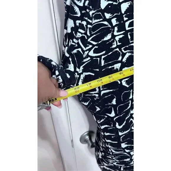 ST. JOHN PRINTED SCOOP NECK BLACK PRINT RHINESTONE NECKLINE TOP SZ XL - Picture 11 of 11